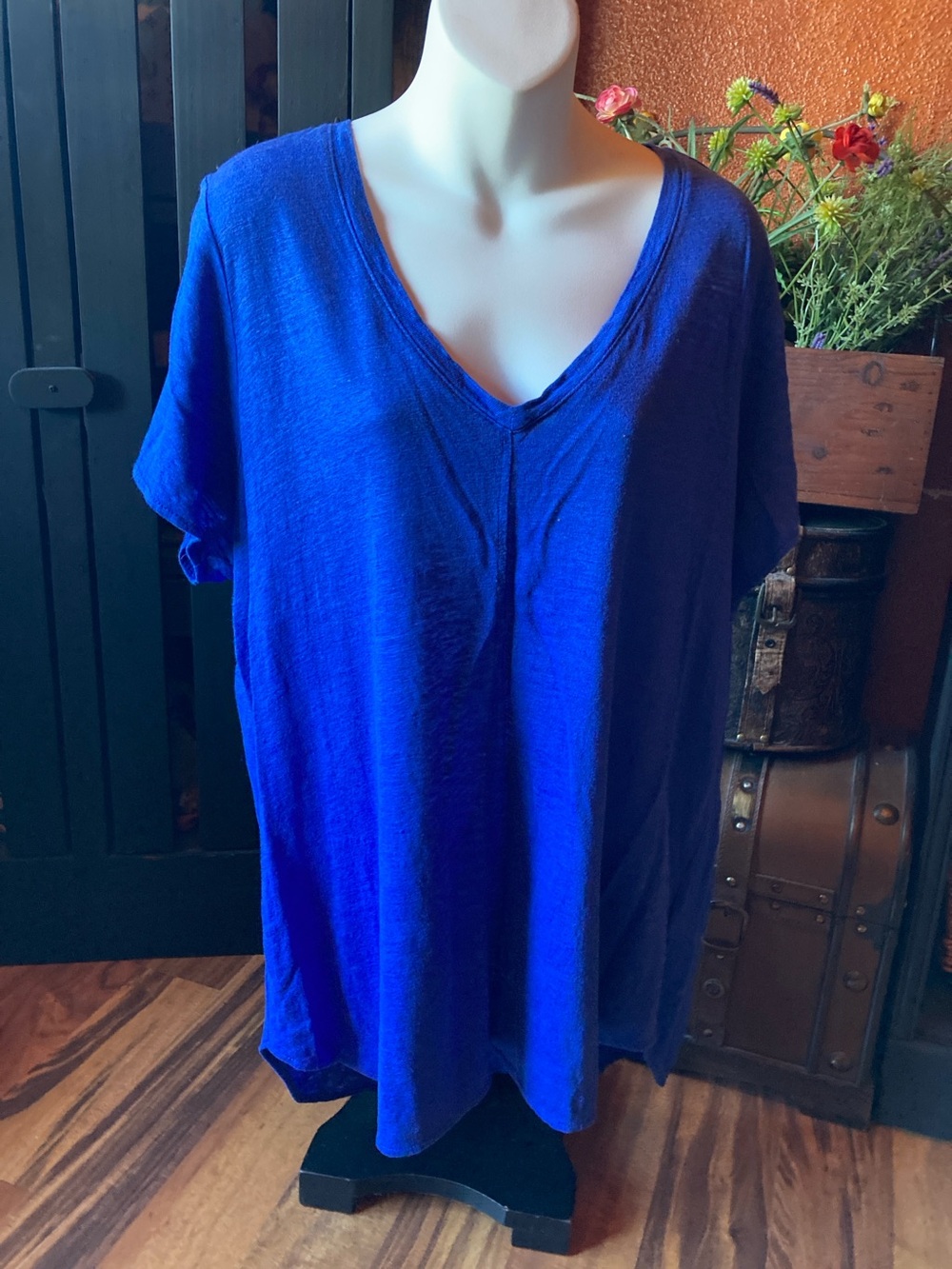 Tahari 1X royal blue short sleeve Vneck linen top